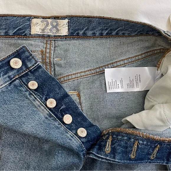 WE THE FREE Distressed Denim Shorts Size 28 - Picture 3 of 3